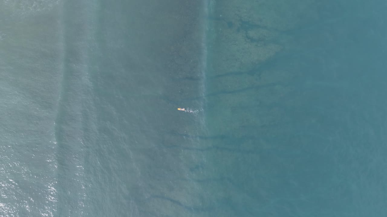 인도네시아 발리 (bali) 의 푸른색 열대 물에서 인식할 수 없는 서퍼들의 높은 고도 드론 촬영