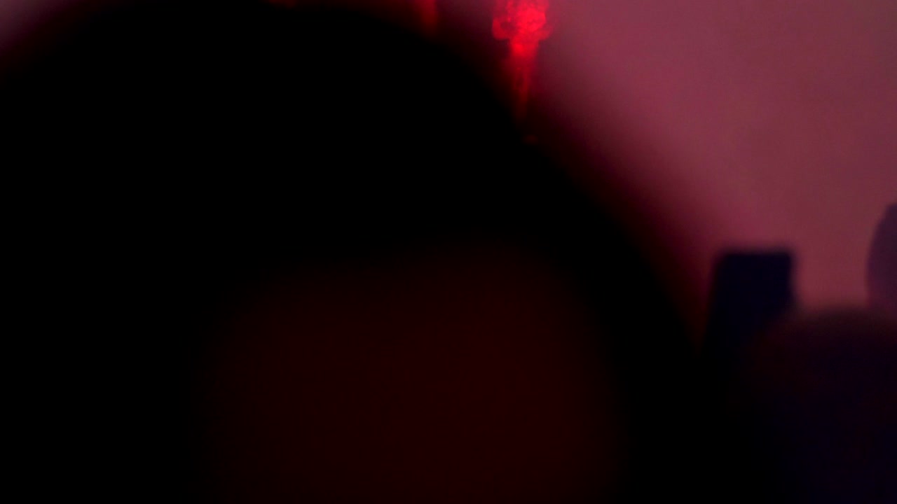 primer plano de una llamarada de señal de combustión sostenida por un hombre en 4k cámara lenta 60 fps