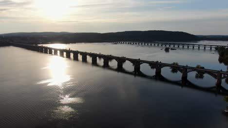 toma aérea con puesta de sol vespertina que se refleja en las aguas azules del río susquehanna, puentes de la ruta 462 y la ruta 30