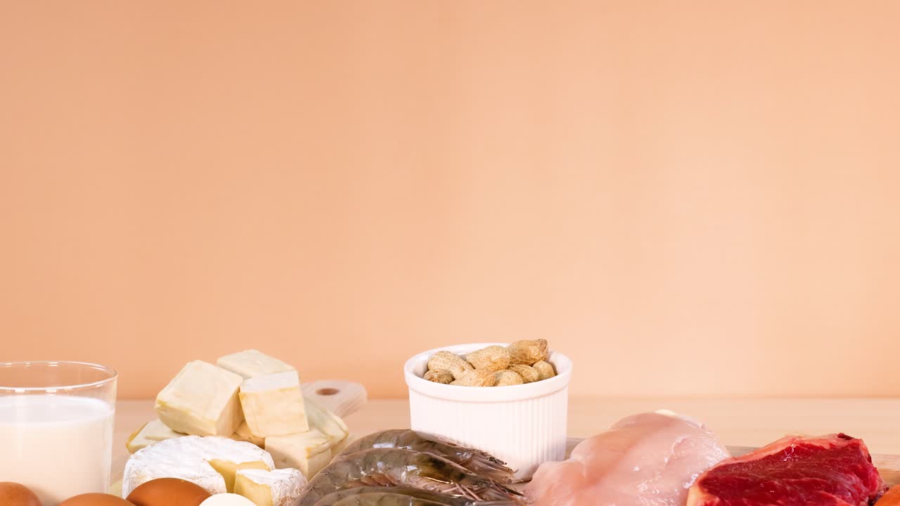 다양한 단백질이 풍부한 음식이 테이블에 전시되어 있습니다.