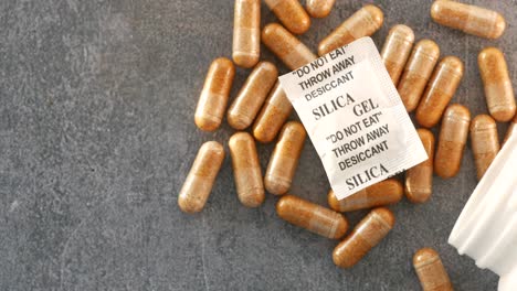 brown capsules with silica gel packet