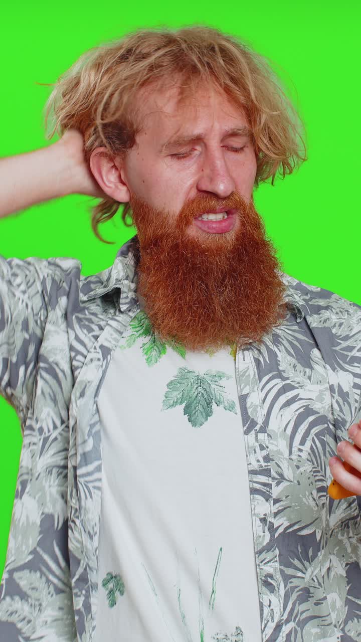 hombre triste molesto usar teléfono inteligente jugar juego pierde pérdida fracasar malas noticias malos resultados de la lotería crisis