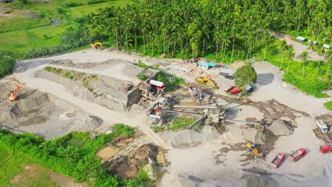 Vista-Aérea-De-Un-Equipo-De-Planta-Trituradora-De-Piedra-En-Una-Cantera-En-El-Sur-De-Leyte,-Filipinas