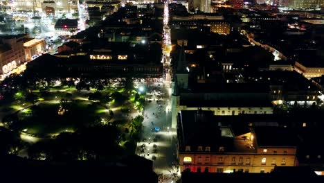 Dröhnen-Einer-Nebenstraße-Im-French-Quarter,-Die-Die-Stadt-New-Orleans-Enthüllt