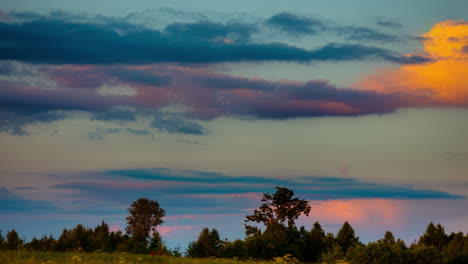nubes cúmulos rodando por el cielo cambiando de color de la luz del sol al atardecer, lapso de tiempo