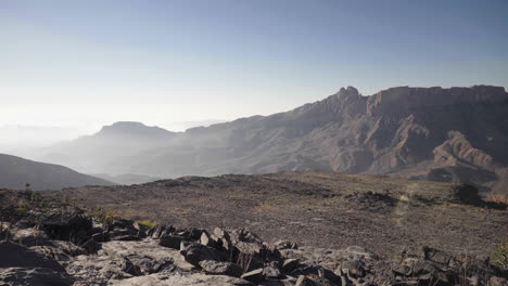 fotografía amplia de un wadi en las montañas de omán