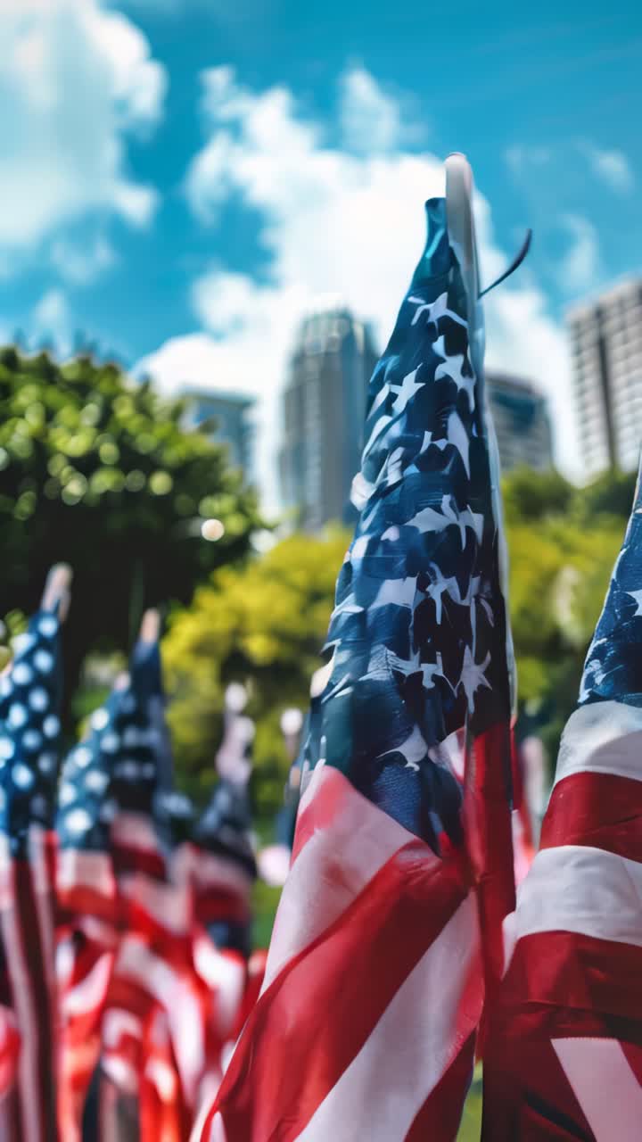 Bandiera americana che sventola al vento su sfondo di cielo blu. Bandiera degli Stati Uniti in slow motion.