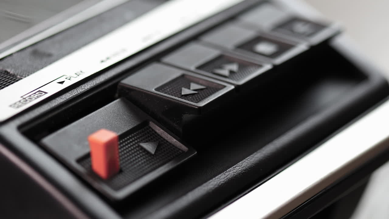 presionando el botón de reproducción en una vieja macro de reproductor de cassette vintage