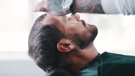 la vida es mejor en la silla de un barbero.