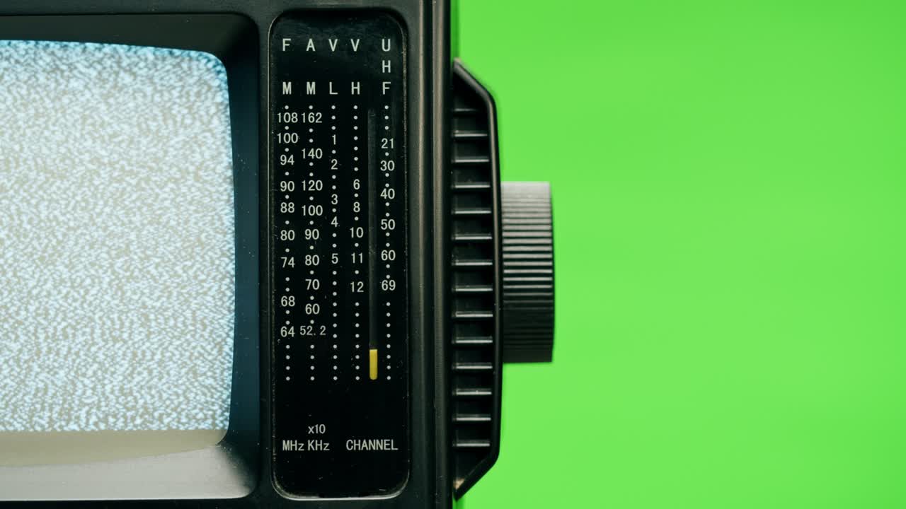 크로마 녹색 배경에 회색 간섭 스크린을 가진 작은 오래된 텔레비전. 빈티지 tv의 클로즈업, 향수, 회색 노이즈 스크린 및 고장