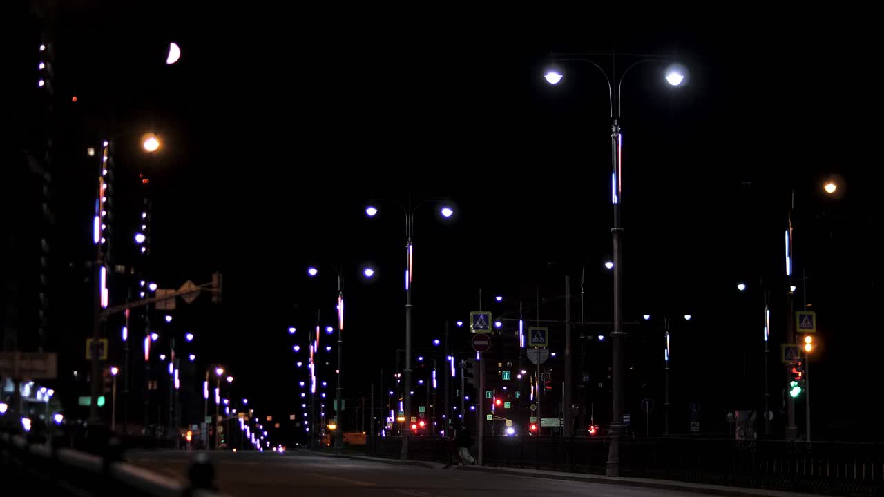 조명 된 램프 기둥 과 함께 야간 도시 풍경