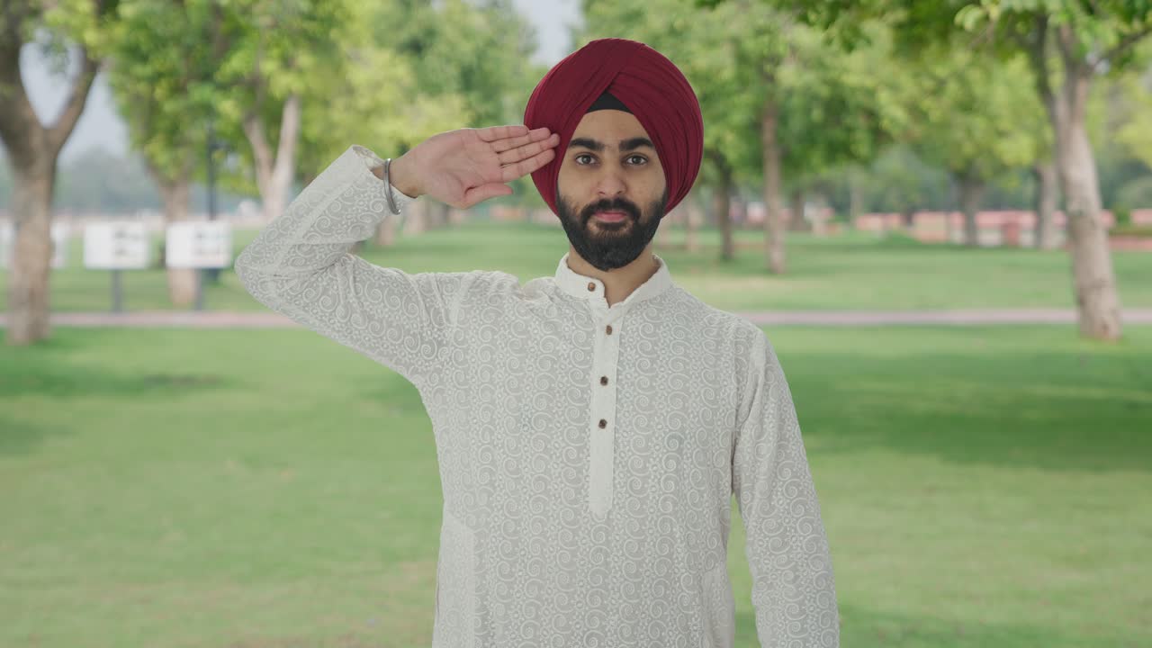 Uomo Sikh indiano orgoglioso che saluta nel parco