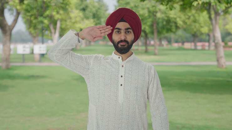 orgoglioso uomo indiano sikh che saluta nel parco