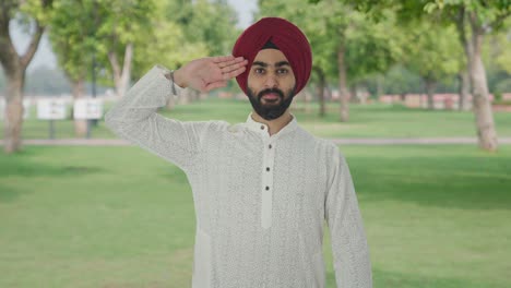 orgulloso hombre indio sikh saludando en el parque