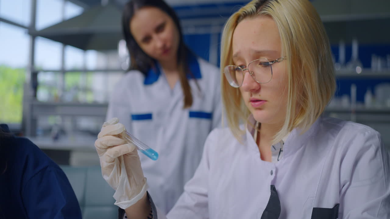 estudiantes realizando un experimento en un laboratorio