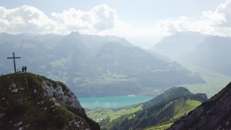 Drohne-Fliegt-Rückwärts,-Bis-Ein-Großer-Berg-Sichtbar-Wird