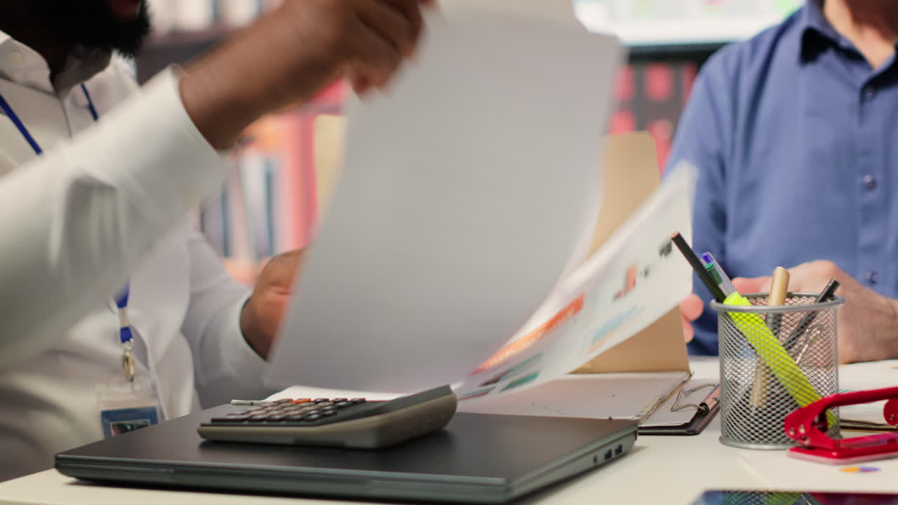 Anziani in riunione con il consulente finanziario discutono dei piani di pensione