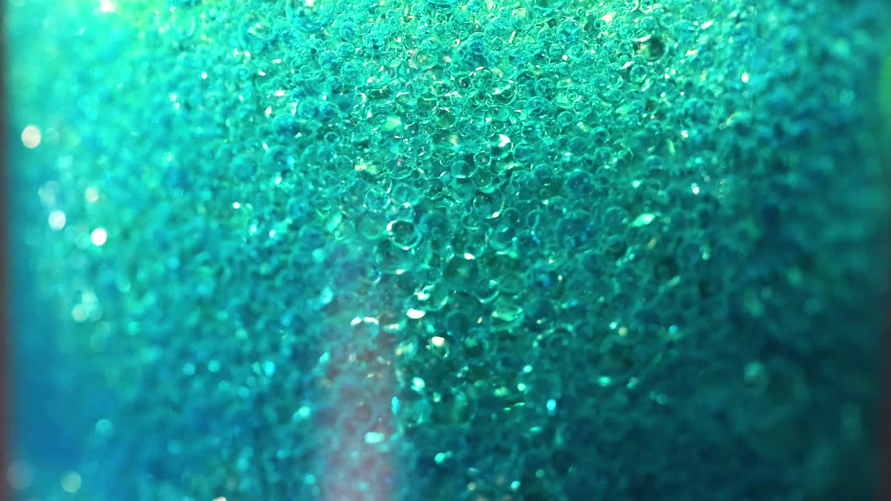 burbujas que se elevan en una lámpara de lava vibrante