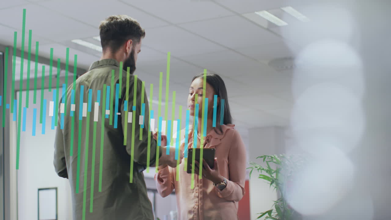 animación del procesamiento de datos sobre diversas personas de negocios en la oficina