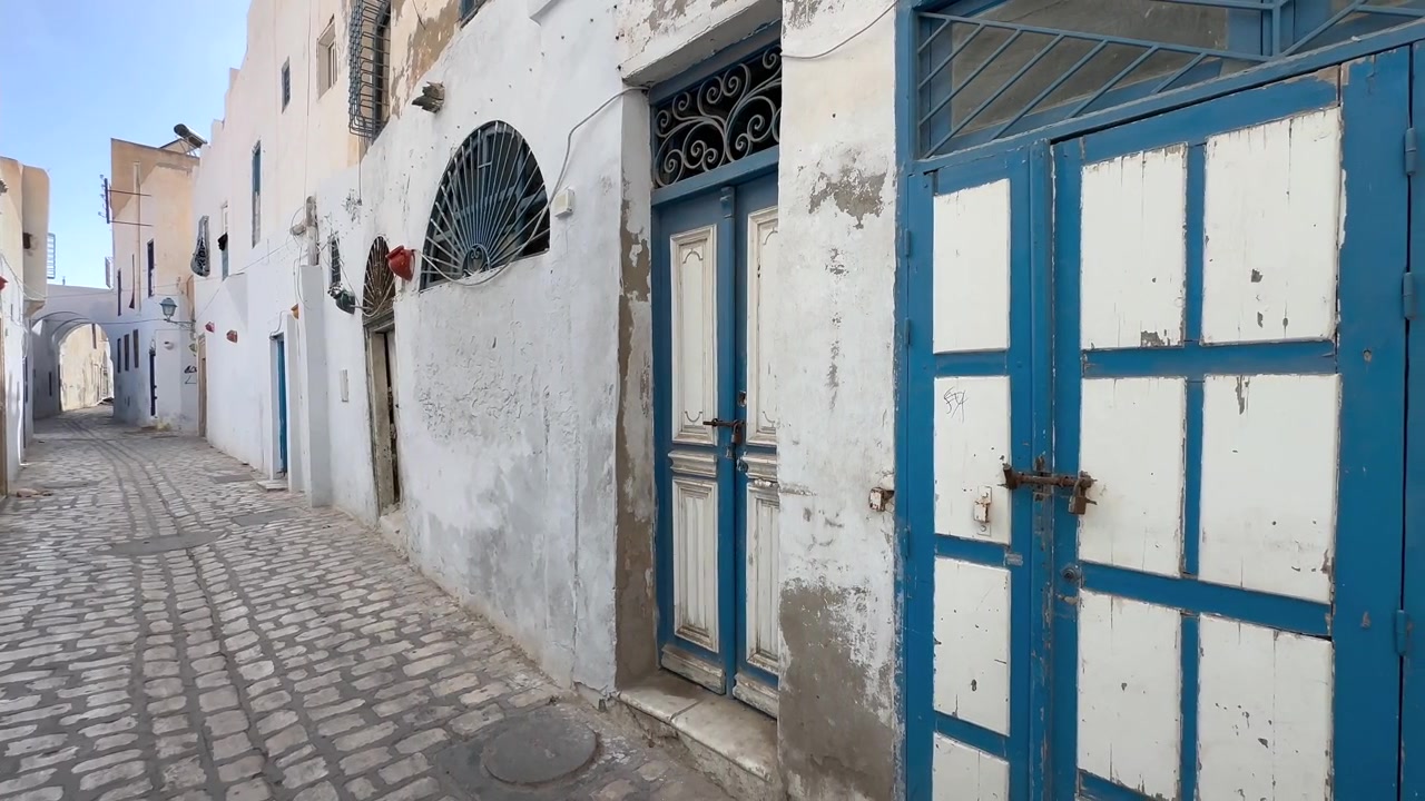 Kayravan, Tunus'ta Parlak Güneş Işığında Dar Eski Şehir Sokağı