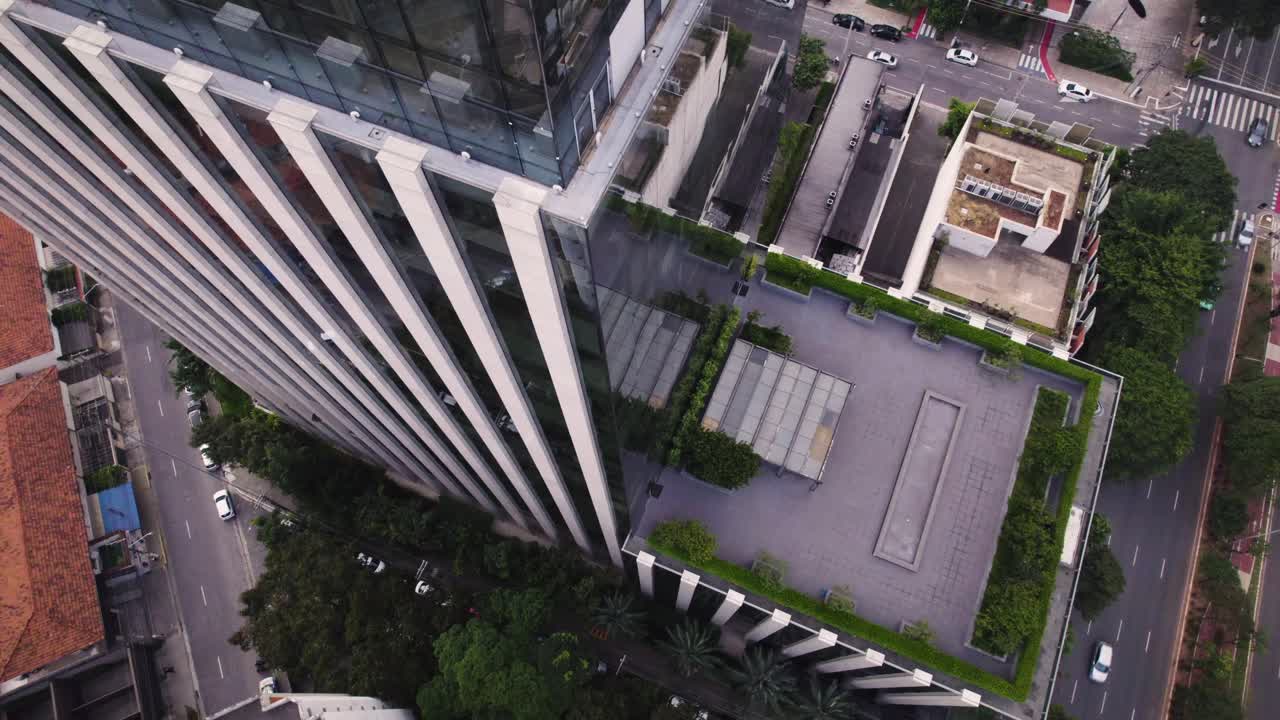 Voo orbital próximo a um canto de uma torre empresarial espelhada no centro financeiro brasileiro: Avenida Faria Lima