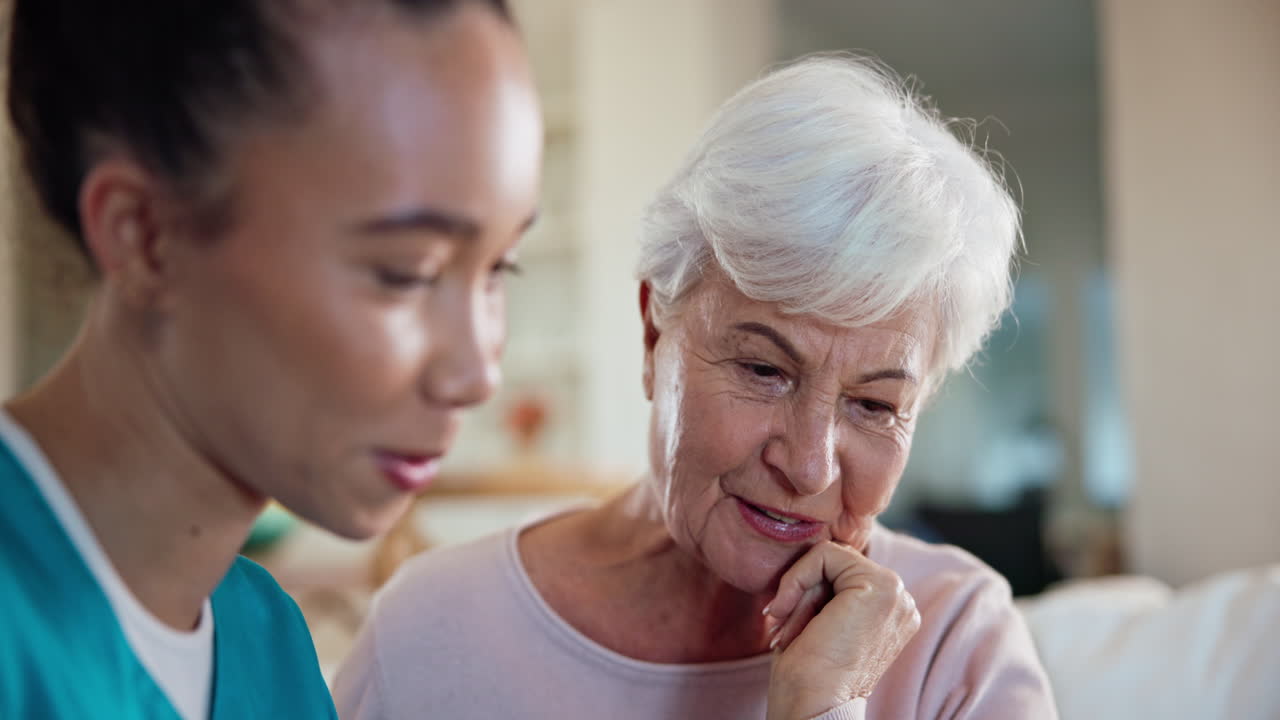 지원, 대화 또는 고령 행복한 여성