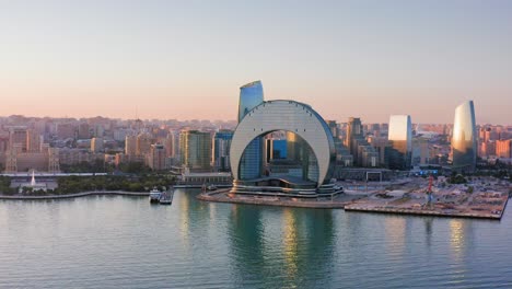 distrito de negocios y finanzas en la costa de la bahía de capsian en baku al atardecer, azerbaiyán