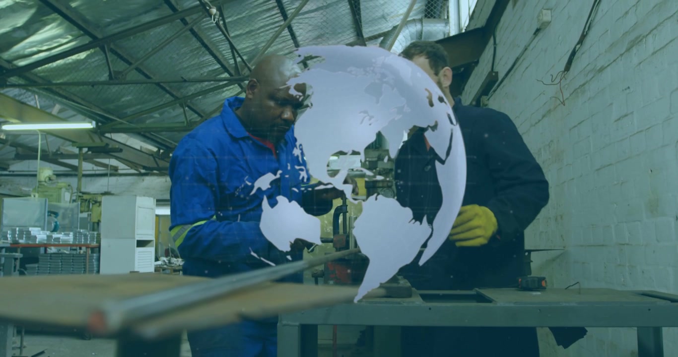 Tecnici del metallo che guidano un'asta in una morsa per la lavorazione, con la tecnologia blu che si estende e un globo che si sovrappone alle mani