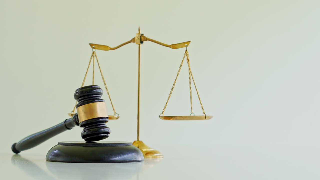 martelo do juiz e a balança da injustiça na mesa.