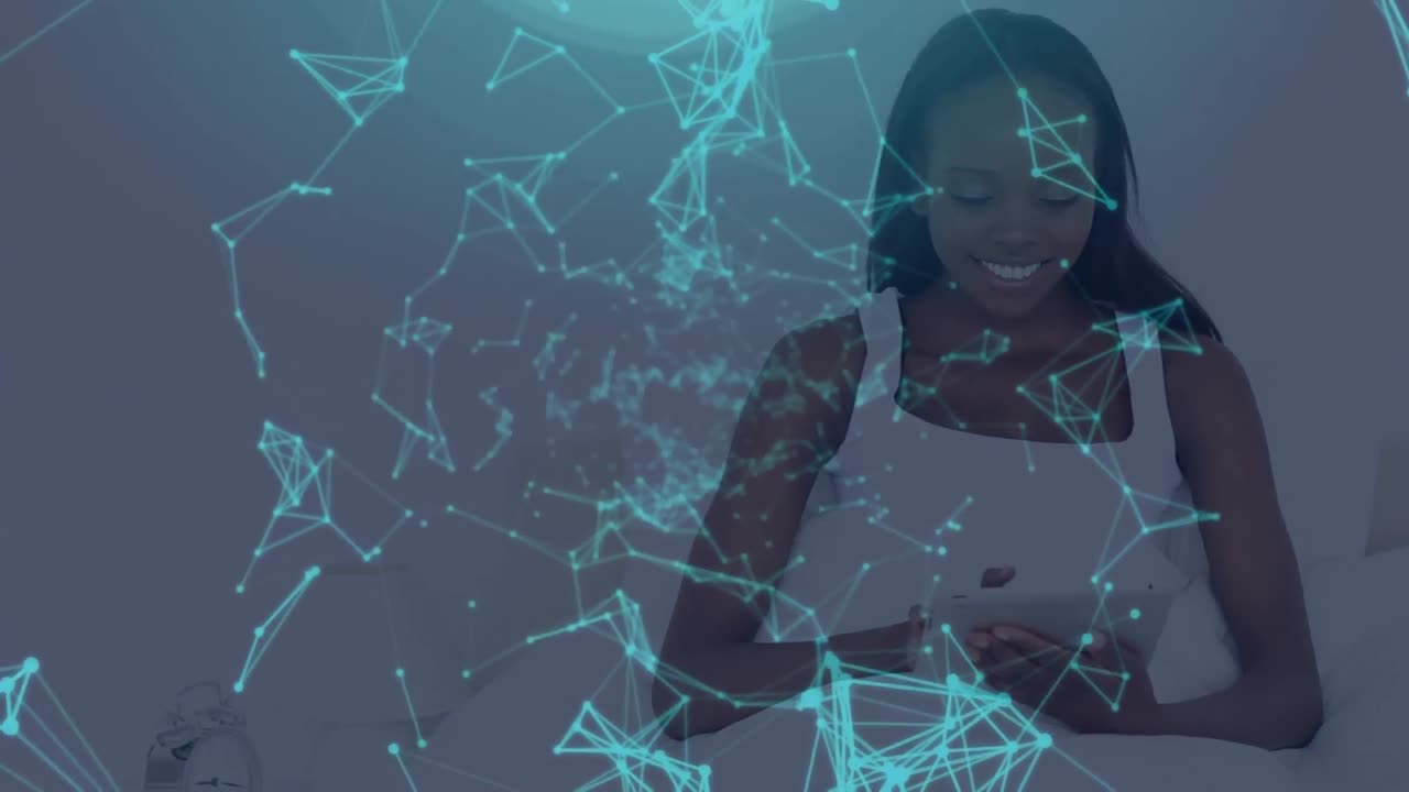 animación de una red de conexiones sobre una mujer sonriente usando una tableta digital