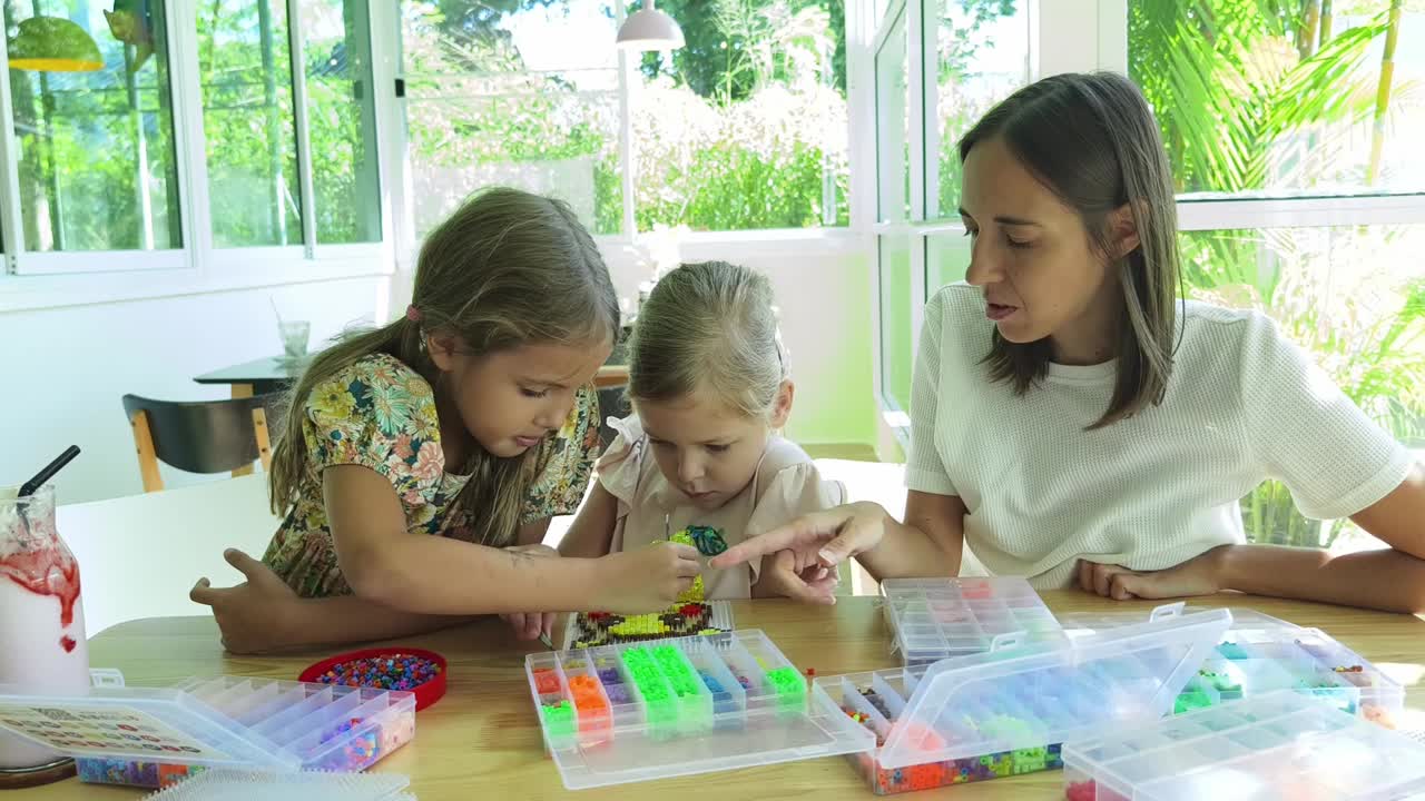 madre e hijas con cuentas juntas