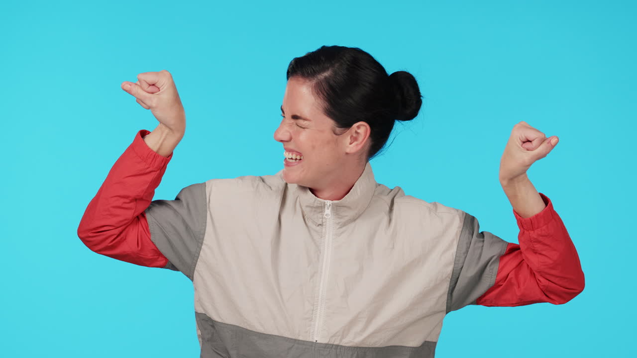 피트니스, 팔 또는 행복한 여성 플렉스 근육 구축