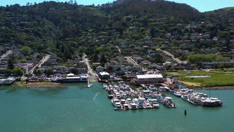 Aerial-tracking-shot-of-the-coastline-of-Sausalito,-in-sunny-California,-USA