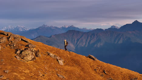 un turista masculino camina en la luz del sol de la mañana drone disparado en la cordillera del everest de nepal en el paisaje de pikeypeak 4k