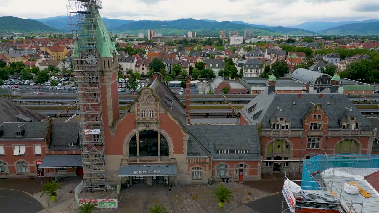 Video drone 4K từ trên không về các tòa nhà gần ga tàu ở Colmar, Pháp.