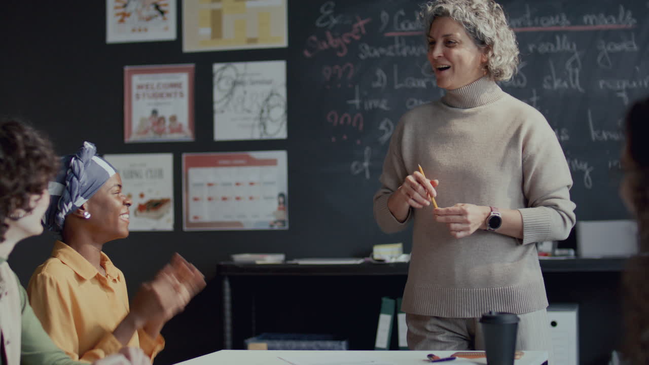 maestra hablando con estudiantes internacionales durante la lección de inglés