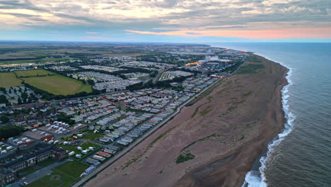 El-Video-De-Un-Dron-Revela-La-Belleza-Costera-De-Skegness-Al-Atardecer:-Parque-De-Vacaciones,-Playa,-Caravanas-Y-Mar