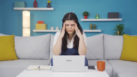 Frau,-Die-Am-Laptop-Arbeitet,-Hat-Kopfschmerzen.