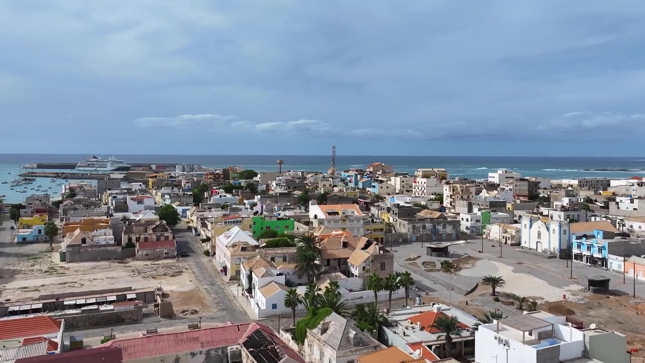 Sail Rei, Isla de Boa Vista, Cabo Verde: Toma de dron de edificios coloridos de la ciudad a 60fps.