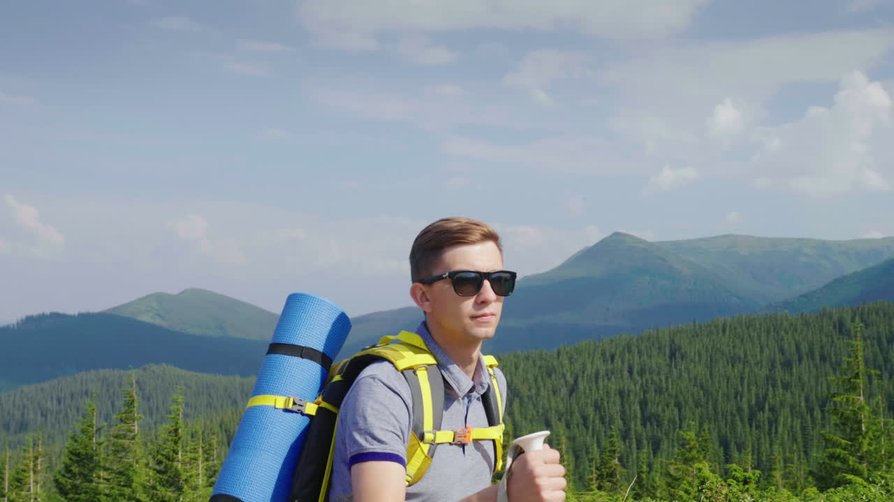 un joven turista sube a la montaña usa bastones de trekking en el contexto de un pintoresco s