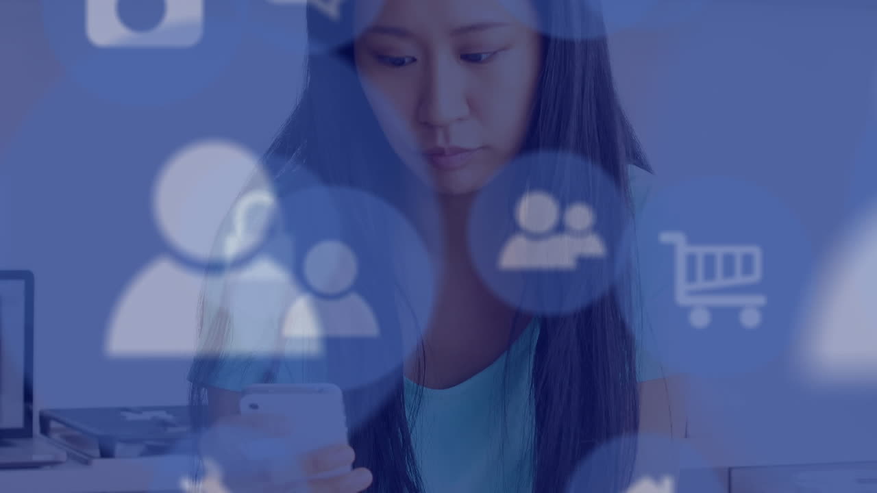 animación de iconos tecnológicos sobre mujer asiática usando teléfono inteligente