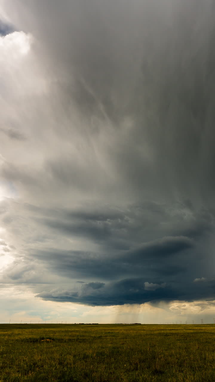 Mørke skyer raser hen over himlen med en kraftfuld bevægelse og dramatisk atmosfære
