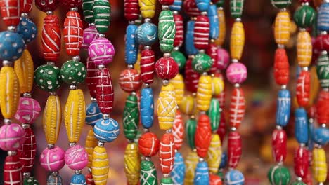 varios collares de diferentes colores en el mercado de pulgas de anjuna en rajasthan, india.