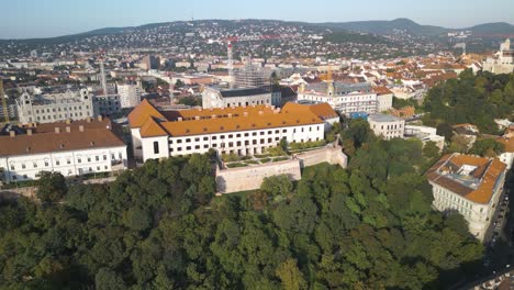 el avión no tripulado orbita sobre el palacio de sandor, revela el bastión del pescador