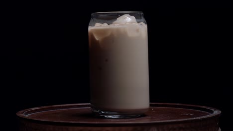 café helado en un soporte giratorio