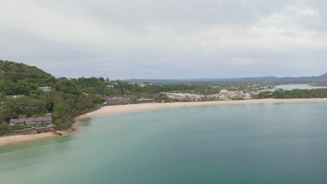 Friedlicher-Drohnenblick-Am-Frühen-Morgen-Auf-Den-Hauptstrand-Von-Noosa-Mit-Ruhigem-Meer,-4K-Drohnenzeitlupe,-Australien