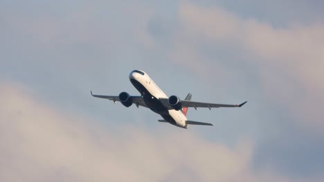 el jet del avión despega con nubes de color rosa esponjoso en el fondo, el seguimiento sigue