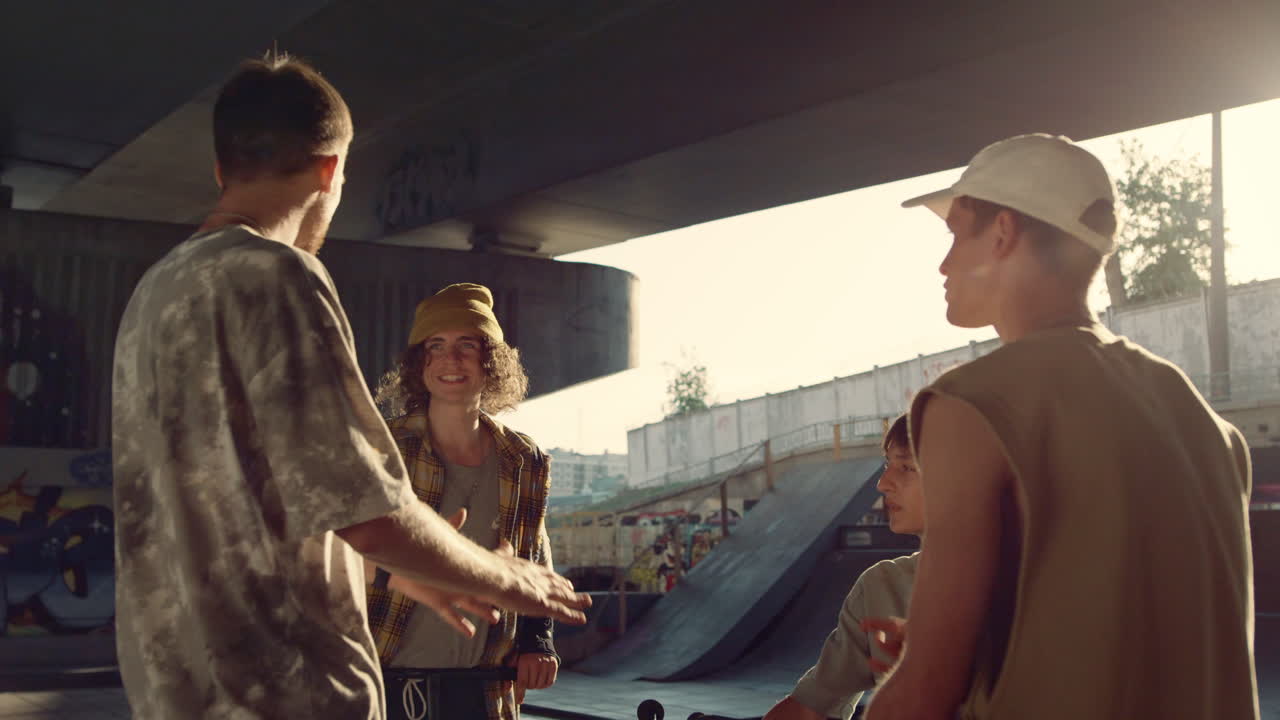adolescentes felices riendo juntos al aire libre, amigos disfrutando de la conversación.