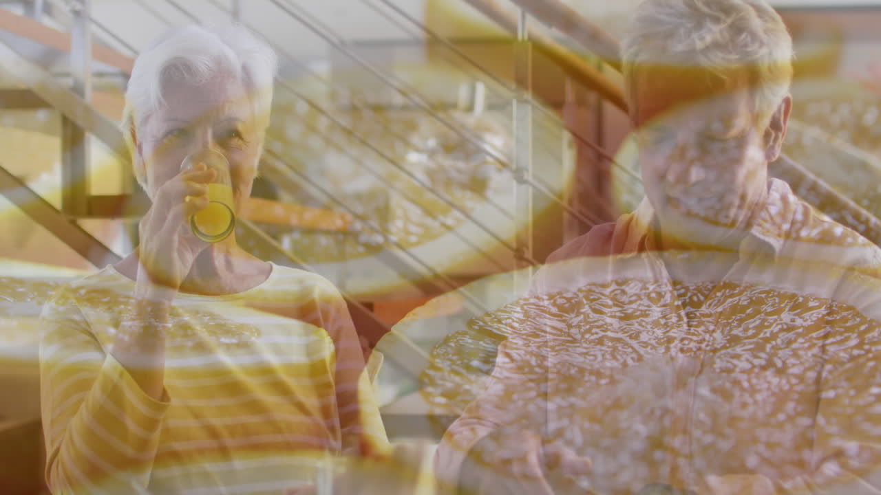 행복 한 백인 노인 부부 가 집 에서 오렌지 주스 를 마시고 있는 오렌지 를 자르는 애니메이션