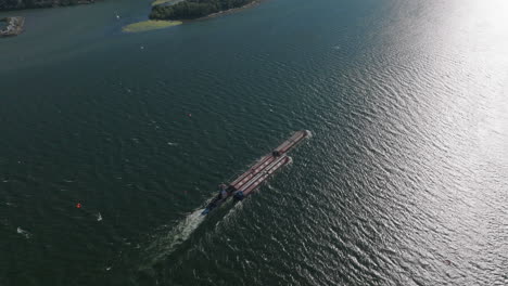 Drohnenantenne-Eines-Lastkahns,-Der-Die-Schlucht-Des-Columbia-River-Hinunterfährt-3